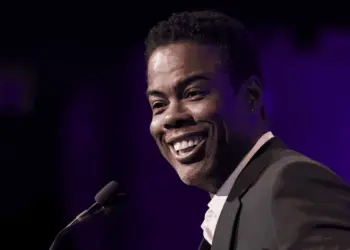 Chris Rock se apresenta em Nova York, mas se nega a falar sobre o tapa de Will Smith, revela fonte