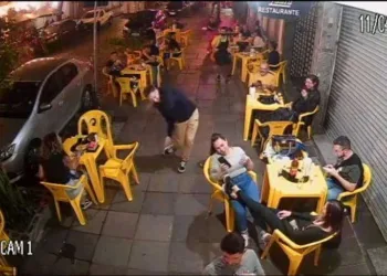 Homem atacado por barata em bar no RS bate 1 milhão de visualizações em vídeo com reação engraçada