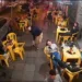 Homem atacado por barata em bar no RS bate 1 milhão de visualizações em vídeo com reação engraçada