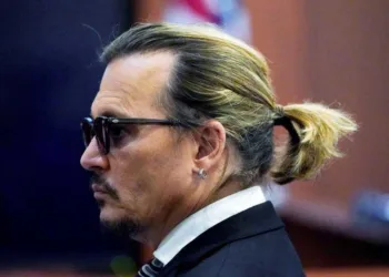 Johnny Depp chama as alegações de Amber Heard de "abomináveis", diz que nunca a agrediu