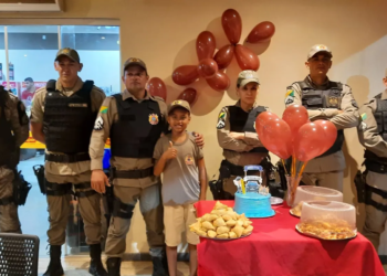 Menino que sonha em ser policial ganha festa de aniversário da PM em Xapuri