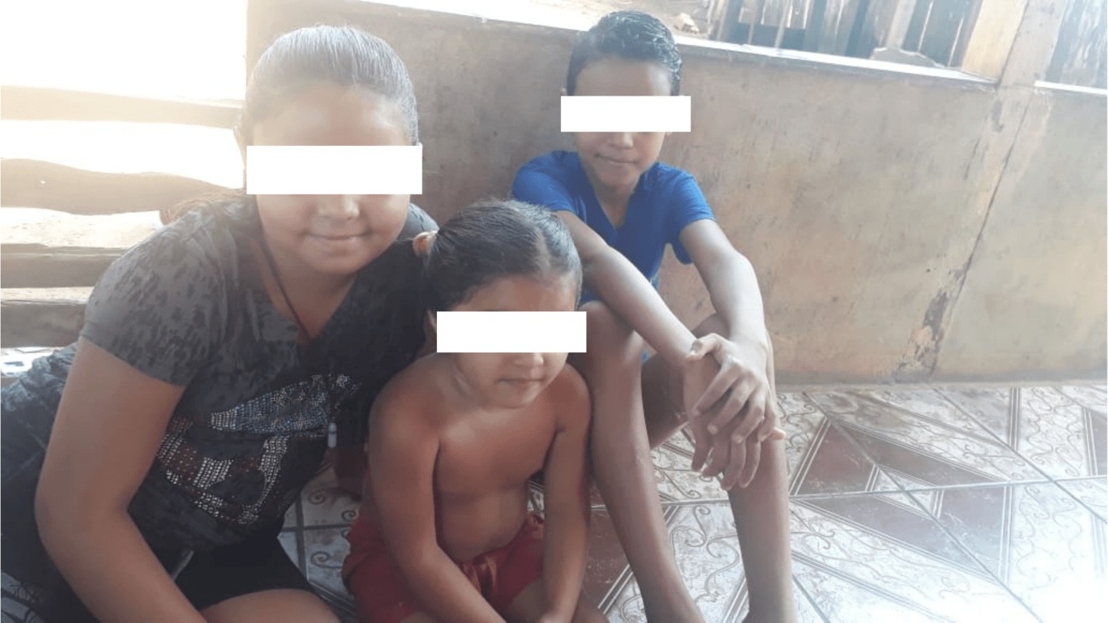 Vivendo em condições insalubres, mãe de menina com paralisia cerebral faz apelo para conseguir casa própria