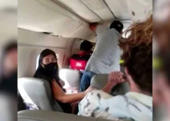 Após porta de avião abrir durante voo, empresa nega falha mecânica e diz que aeronave está regular