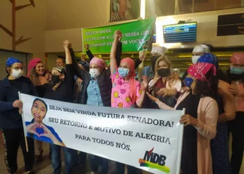 Após tratamento de câncer em São Paulo, Jéssica Sales é recebida com festa em Rio Branco