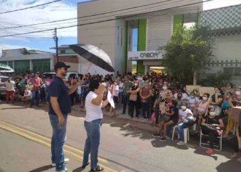 Servidores da Educação protestam mais uma vez, mas projeto da prefeitura ainda não foi encaminhado para votação