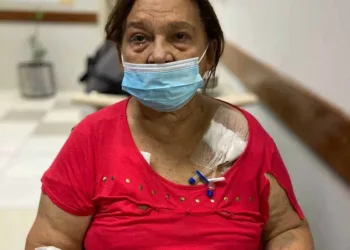Com leucemia, idosa faz rifa de 'Alexa' para custear tratamento