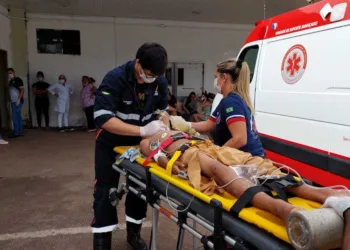 Menino de 12 anos é atingido por carreta ao atravessar BR-364