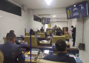 Após 18 horas de debates, vereadores aprovam reajuste salarial proposto por Bocalom aos servidores municipais