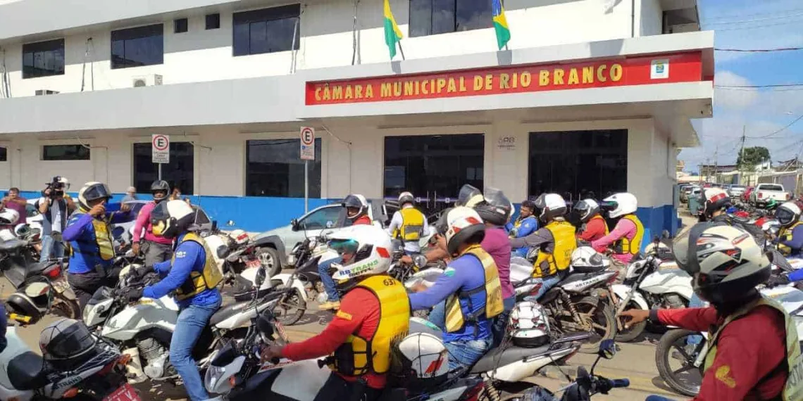 Em protesto, mototaxistas fazem buzinaço em frente a Câmara Municipal contra o transporte clandestino de passageiros