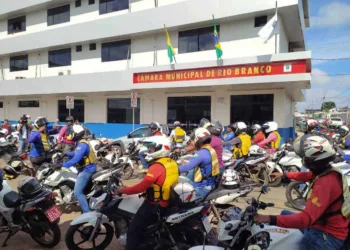 Em protesto, mototaxistas fazem buzinaço em frente a Câmara Municipal contra o transporte clandestino de passageiros