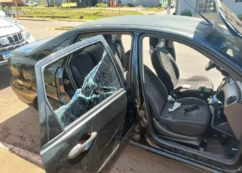 Homem tem ataque de fúria e destrói o próprio carro após veículo ser guinchado