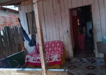 Vivendo em condições insalubres, mãe de menina com paralisia cerebral faz apelo para conseguir casa própria
