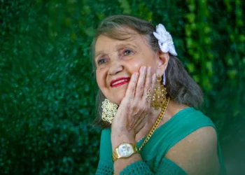 Dona Francis, como é popularmente conhecida, é uma artista da floresta com a alma envolvida por suas flores (Fotografia: Alonso Pafyeze)