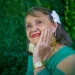 Dona Francis, como é popularmente conhecida, é uma artista da floresta com a alma envolvida por suas flores (Fotografia: Alonso Pafyeze)
