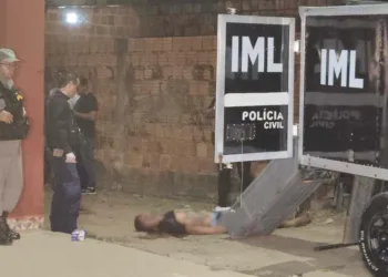 Homem é morto a tiros na frente de igreja em Rio Branco