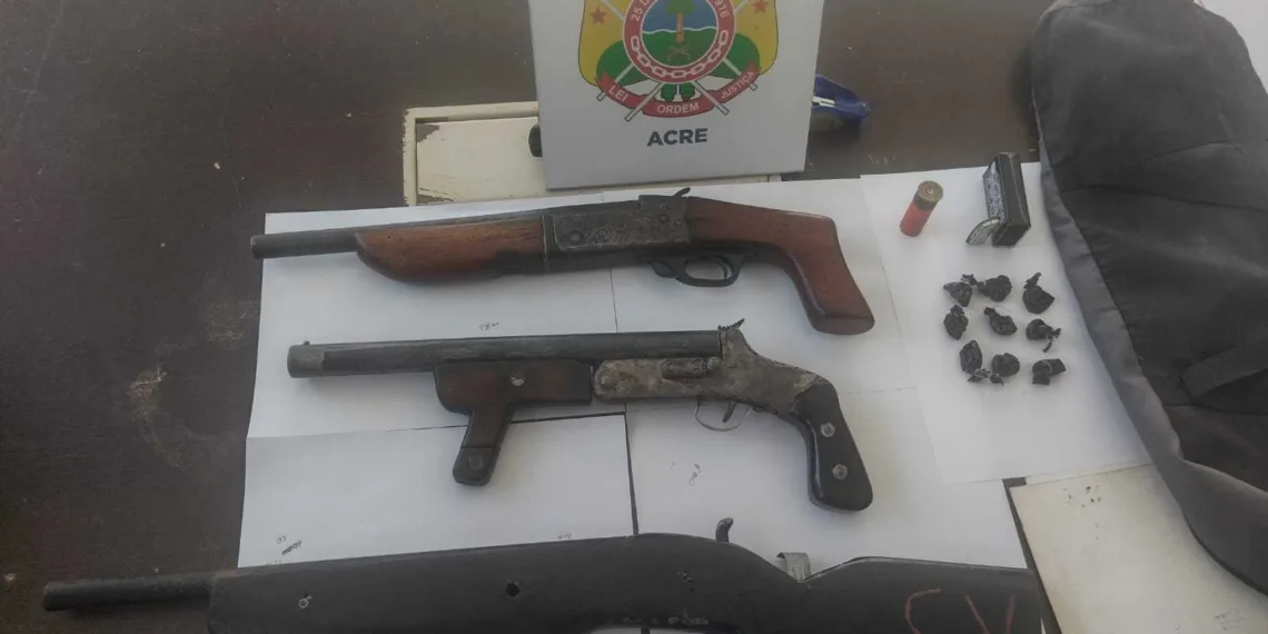 Adolescente é apreendido com três armas durante abordagem policial no bairro Santa Terezinha