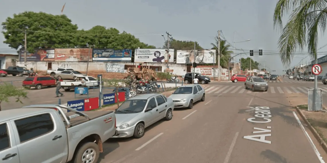 Dupla em motocicleta tenta assaltar pedestre e troca tiros com policial, na Avenida Ceará