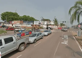 Dupla em motocicleta tenta assaltar pedestre e troca tiros com policial, na Avenida Ceará