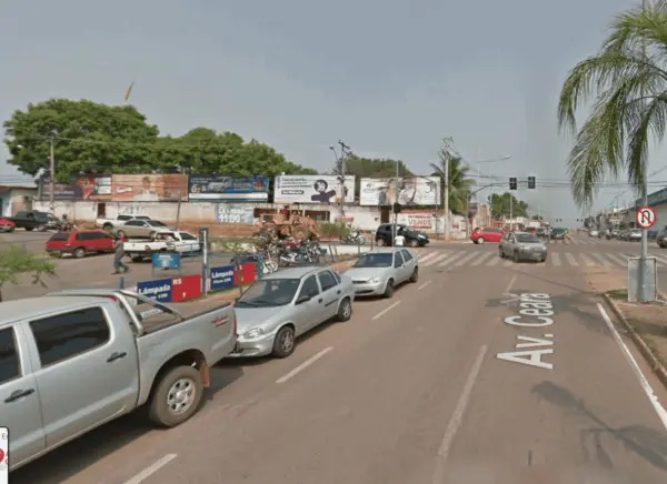 Dupla em motocicleta tenta assaltar pedestre e troca tiros com policial, na Avenida Ceará