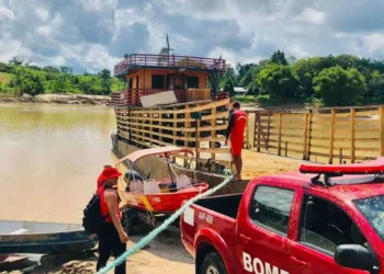 Após três dias, bombeiros ainda procuram corpo de indígena que desapareceu no rio Envira