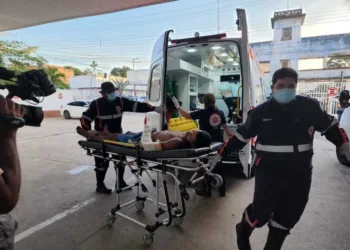 Jovem em situação de rua é espancado por populares ao ser flagrado furtando fiação