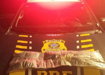 Homem é preso em flagrante pela PRF transportando cocaína em ônibus interestadual