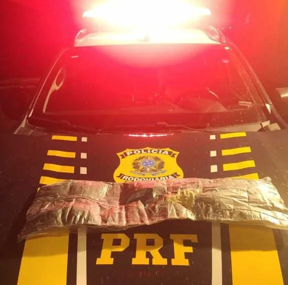 Homem é preso em flagrante pela PRF transportando cocaína em ônibus interestadual