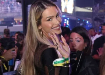 Yasmin Brunet beija ator em Camarote da Sapucaí após Medina beijar modelo