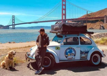 Morre influencer brasileiro que viajava de fusca com seu cachorro