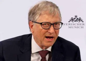 Musk não sente medo, detona Bill Gates e provoca Jeff Bezos: “Muito tempo na banheira de hidromassagem”