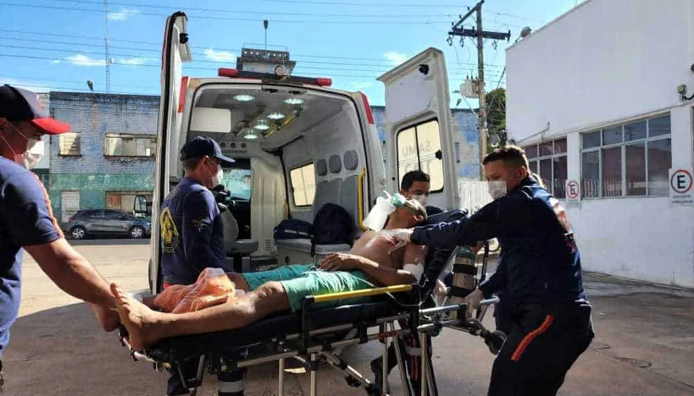 Homem é internado em estado grave no PS após ser esfaqueado por 'amigo' no bairro João Eduardo