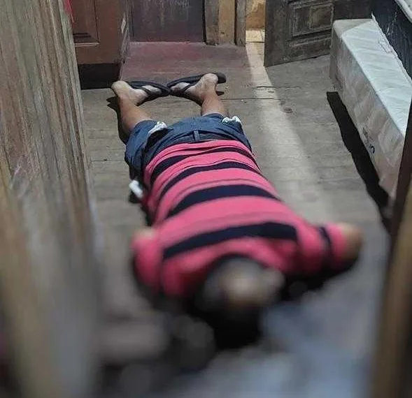Homem é encontrado morto a golpes de facão, dentro de casa, na curva do Tucumã