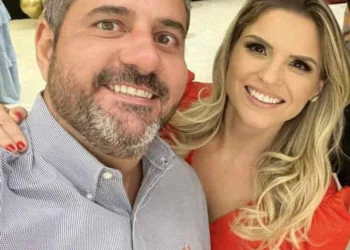 O casal Ricardo e Nathália Martins promovem um open house de sua bela maison à amigos neste final de semana