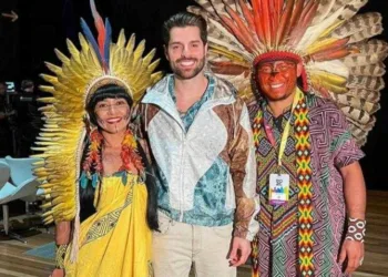 DJ Alok com o indígena acreano Mapu Huni Kuî e a indígena Celia Xakriaba, no maior evento de criatividade da América Latina, o Rio C2
