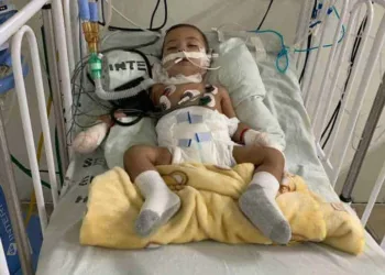 Após 50 dias na UTI, família faz apelo para que bebê de 11 meses tenha atendimento especializado fora do Estado