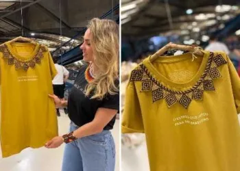A empresária Juliana Pejon participou da Mostra
#ModadoNovoMundo, ocorrida em São Paulo. Na foto, ela com a peça que
representou o Acre: uma camiseta com a frase “O estado que lutou pra ser brasileiro”.