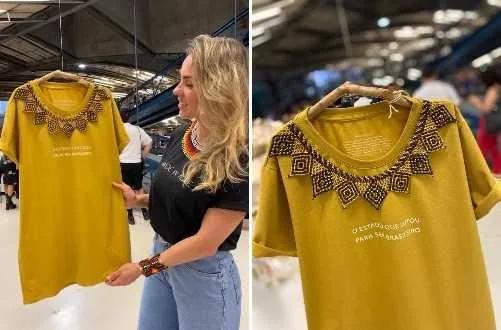 A empresária Juliana Pejon participou da Mostra
#ModadoNovoMundo, ocorrida em São Paulo. Na foto, ela com a peça que
representou o Acre: uma camiseta com a frase “O estado que lutou pra ser brasileiro”.