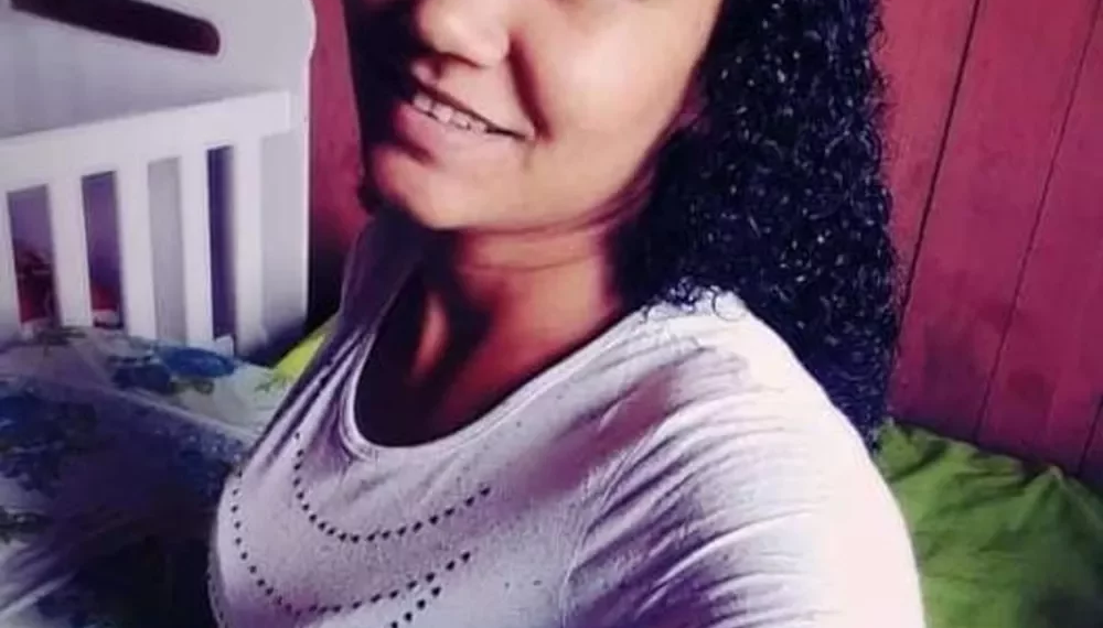 Jovem de 19 anos é assassinada com facadas no pescoço pelo ex-namorado
