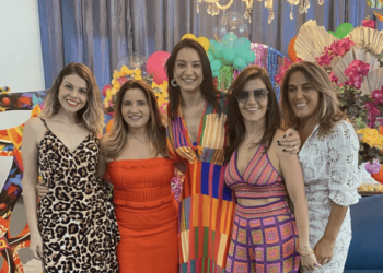 Vanessa Igami foi surpreendida por seus amigos com uma feijoada e muito samba, em comemoração a sua nova idade celebrada no último sábado