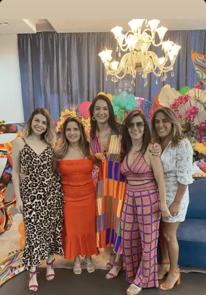 Vanessa Igami foi surpreendida por seus amigos com uma feijoada e muito samba, em comemoração a sua nova idade celebrada no último sábado