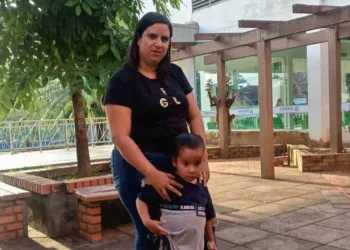 Após três anos de tentativas, mãe pede apoio para conseguir atendimento especializado para filho autista