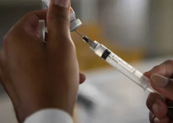 Menos de 18% dos idosos e profissionais de Saúde foram imunizados contra a Influenza no Acre, aponta MS