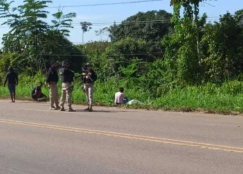 Homem é encontrado morto às margens da BR-364; suspeita é de overdose