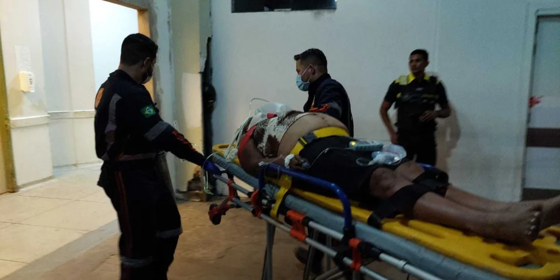 Casal é internado em estado grave, após carro colidir contra caminhonete
