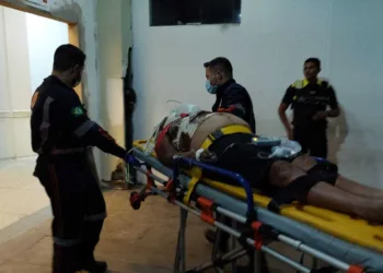 Casal é internado em estado grave, após carro colidir contra caminhonete