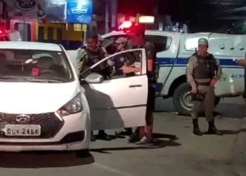 Motorista de aplicativo é feito refém, mas escapa ao jogar carro na frente de viatura da Polícia Militar