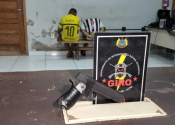 Menino de 13 anos conhecido como 'Semente da dor' e acusado de assaltos a estudantes é apreendido em flagrante