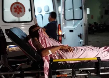 Jovem é baleado no portão de casa, no bairro Boa União