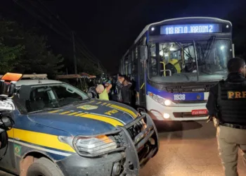 PRF intensifica abordagens em ônibus após relatos de roubos a passageiros