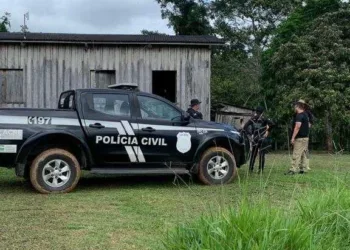 Mulher alega legítima defesa, mas é presa por esfaquear o marido no Acre